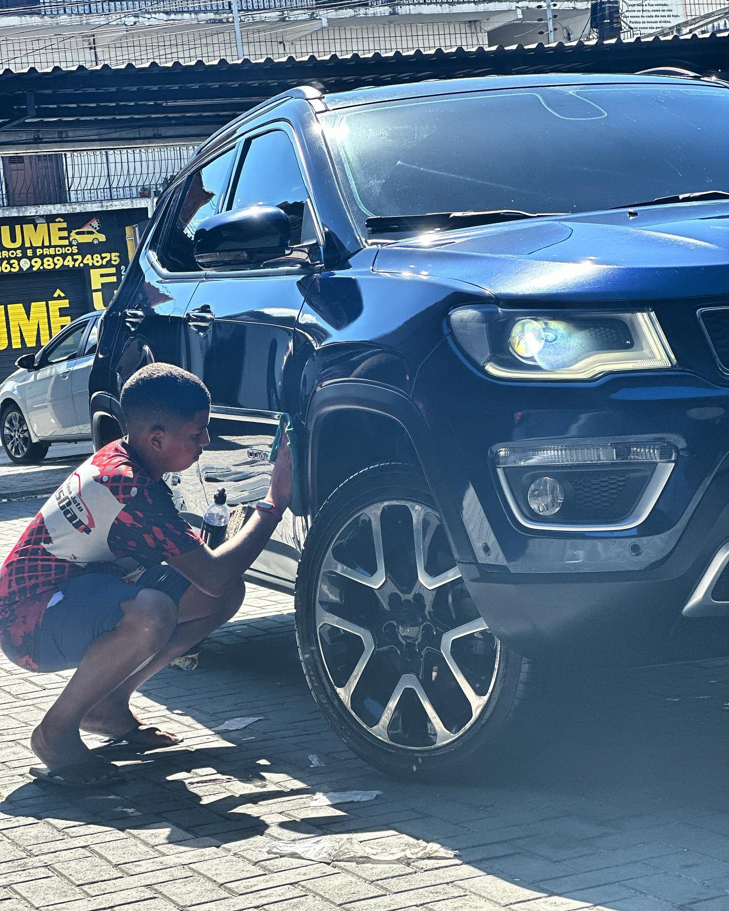 Profissional do Lava Jato StylusCar realizando cuidado automotivo